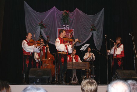 Hradecká cimbálová muzika s primášem Pavlem Brandou.